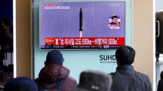 Seoul şəhərində sərnişinlər Şimali Koreyanın raket sınağı haqqında xəbərləri izləyir