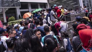Warga mengantri untuk menaiki kereta MRT di pintu masuk Stasiun MRT Bundaran HI, Jakarta, Minggu (24/3/2019).