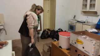 Аза Халухаева собирает пакеты с едой для задержанных за делу об участии в протестах