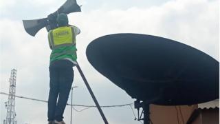 Oṣiṣẹ LASEPA kan n gun ori ile kan