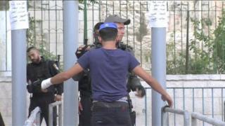 Un militar israelí cachea a un palestino que va a Haram esh-Sharif, Monte del Templo para los judíos.