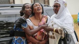 Relatives and friends grieve during the funeral of Patrick Ndikumana, in Bujumbura, Burundi (3 July 2015)