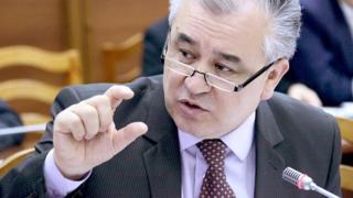 "Ата Мекен" партиясынын абактагы лидери Өмүрбек Текебаев коррупция үчүн айыпталып, сегиз жылга эркинен ажыратылган