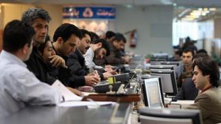 Customers at Bank Mellat in Tehran on 10 December 2007