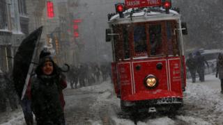 Стамбульский трамвай в снегу