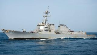 На изображении файла, выпущенном ВМС США, изображен военный корабль США Мейсон (DDG 87) 3 августа 2016 года