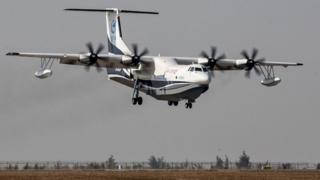 Xayyaara Chaayinaa AG600 - kan tilmaamaan ulfina hanga boyiingi 737 qabuuwayita balalii'u eegaleetti.