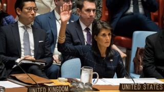 国連安保理は北朝鮮への制裁決議を繰り返し採択してきた。写真は11日の安保理会合で挙手するヘイリー国連大使