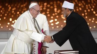 Папа Франциск (слева) пожимает руку шейху Ахмеду аль-Тайебу (справа), великому имаму египетской мечети аль-Азхар. в Абу-Даби (4 февраля 2019 года)