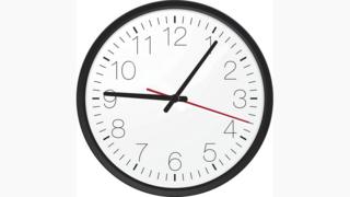 Reloj que marca las 9.06