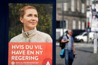 Cartaz eleitoral mostra principal Mette Frederiksen, durante as eleições gerais dinamarquesas em Copenhague