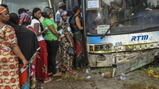 Un bureau de vote installé dans un bus en panne, lors de la présidentielle en 2015 (illustration).
