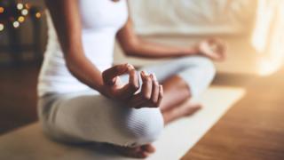 Mujer haciendo yoga