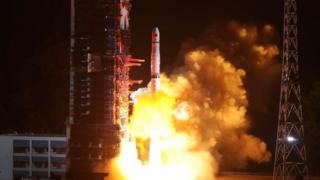 Roket yang membawa satelit Cina