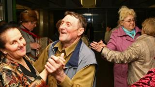 Пенсіонери танцюють на метро "Театральна" у Києві