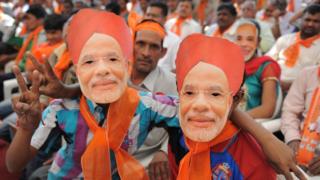 નરેન્દ્ર મોદી ના માસ્ક સાથે ભાજપ સમર્થકો