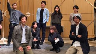 Narukawa, arrodillado en primera fia.