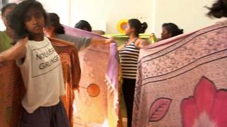 මවුවරුන්ට සමාව දුන් රතු වීදියේ දියණියෝ