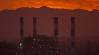 Fábrica en California emitiendo gases a la atmósfera