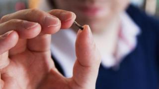 Un hombre sosteniendo un microchip