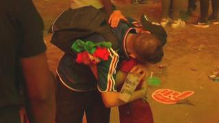 Abrazo entre un aficionado francés y uno portugués