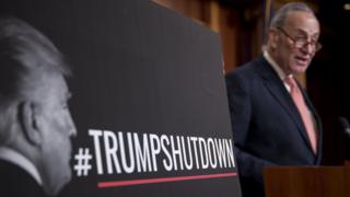 Senador Chuck Schumer, líder da oposição democrata, durante entrevista coletiva sobre as negociações em torno da paralisação do governo dos EUA, na sexta-feira