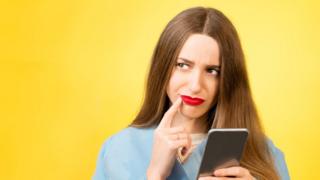 chica pensativa usando celular