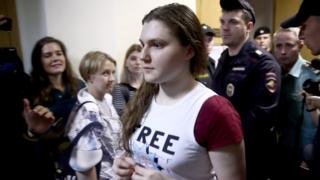 Анна Павликова покидает здание Дорогомиловского суда 16 августа