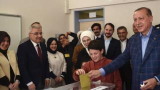 Recep Tayyip Erdogan apata ushindi mwembamba kura ya maoni