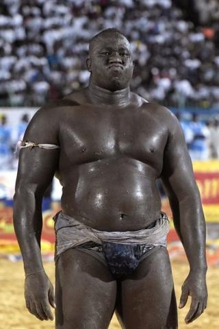 ce colosse de 1m95 et 135 kilos a raflé 19 victoires