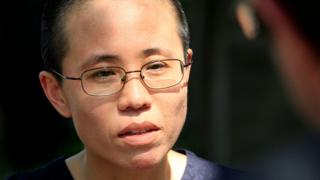 Лю Ся, жена ветерана китайского продемократического активиста Лю Сяобо, слушает вопрос во время интервью в Пекине, Китай, 24 июня 2009 года.