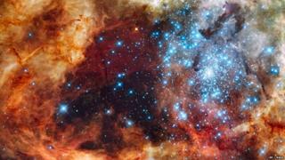 R136 katika 30 Doradus Nebula, inavyoonekana kwa kutumia darubini ya Hubble ya NASA