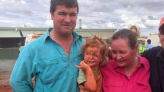Menina de 3 anos e cão são encontrados a 3 km de casa após sumirem em meio a inundação na Austrália Menina de 3 anos e cão são encontrados a 3 km de casa após sumirem em meio a inundação na Austrália