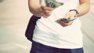 Mujer con dinero