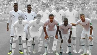 Kikosi cha Ufaransa kilichocheza dhidi ya Uruguay kwenye robo fainali kilijumuisha wachezaji watano ambao japo mzazi wao mmoja ni mhamiaji : (nyuma, kutoka kushoto): Paul Pogba, Samuel Umtiti; (Mbele) Corentin Tolisso; N'Golo Kante; Kylian Mbappe