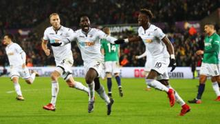 Wilfred Bony yn dathlu