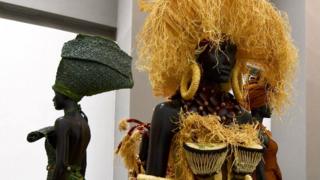 Произведения искусства экспонируются в новом музее черных цивилизаций в Дакаре 6 декабря 2018 года во время церемонии открытия и инаугурации.