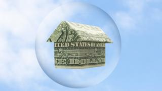 Bolha com casa feita com cédulas de dólar