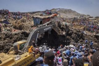 Abatabazi bakoresha imashini zo mu bwoko bwa "bulldozers" bahiga aboba bagihema