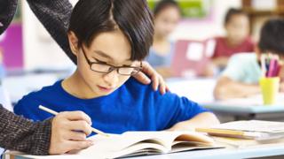Niño asiático recibiendo clases.