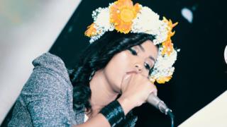 ሰናይት ኣብ መድረኽ