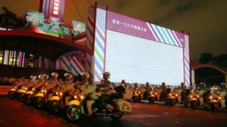 今年的雙十節慶祝活動將在台北的總統府前舉行,但是觀禮台旁的大屏幕沒有"中華民國"四個字引起藍營的不滿。