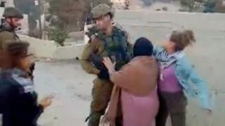 اسرائیل گفته سربازشان 'حرفهای' رفتار کرده که مقابله به مثل نکرده است. پدر عهد تمیمی گفته این سربازها وارد محوطه خانه آنها شده بودند و گاز اشکآور زدند و پنجرهها را شکستند.