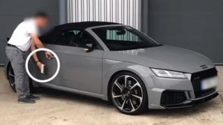 Un experto de What Car? probando la seguridad de un Audi TT RS que no cuenta con llave.