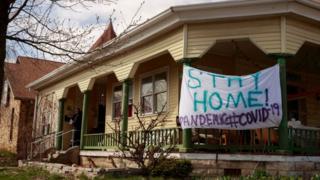 Nhiều tiểu bang như California đã yêu cầu người dân ở nhà để tránh dịch bùng phát
