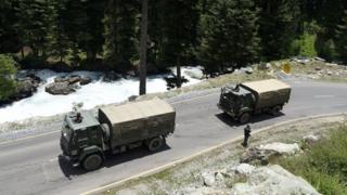 இந்திய ராணுவ வாகனங்கள்.