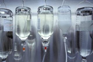 Botellas de suero.