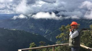 Carlos Sánchez vigila al volcán Tungurahua, en Ecuador. (Foto: Eliot Stein)