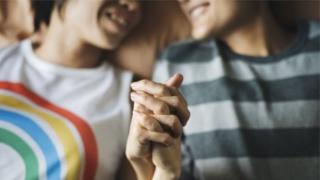 คนจับมือกัน