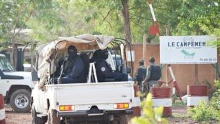 L'attaque a fait sept morts dont cinq assaillants et deux clients du campement.